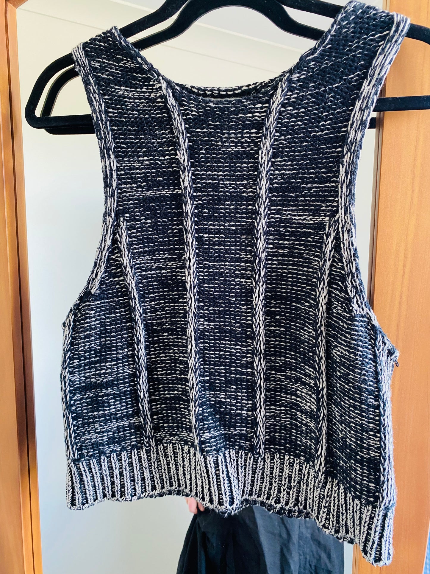 Abrand Black and White Knit Crop (L)